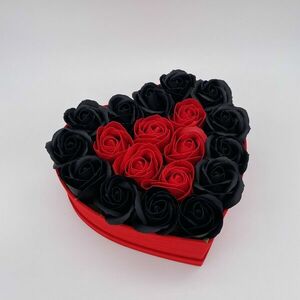 Aranjament Floral in forma de Inima, 19 Trandafiri Rosii/Negri, Cutie Rosie de Catifea, Mic imagine