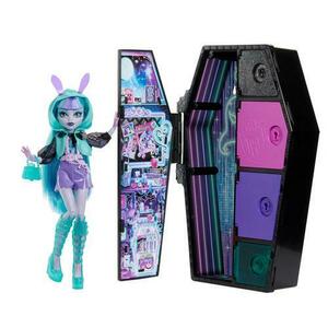 Papusa Monster High Skulltimate Secrets Neon Frights Twyla Secrete in Dulap imagine